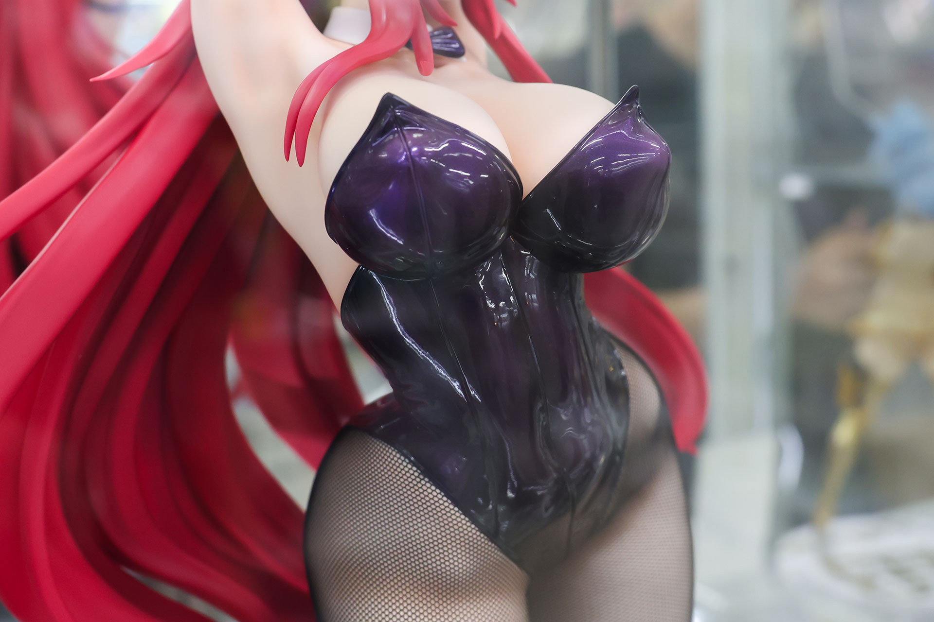 身体のラインに沿うようにバニースーツを立体化