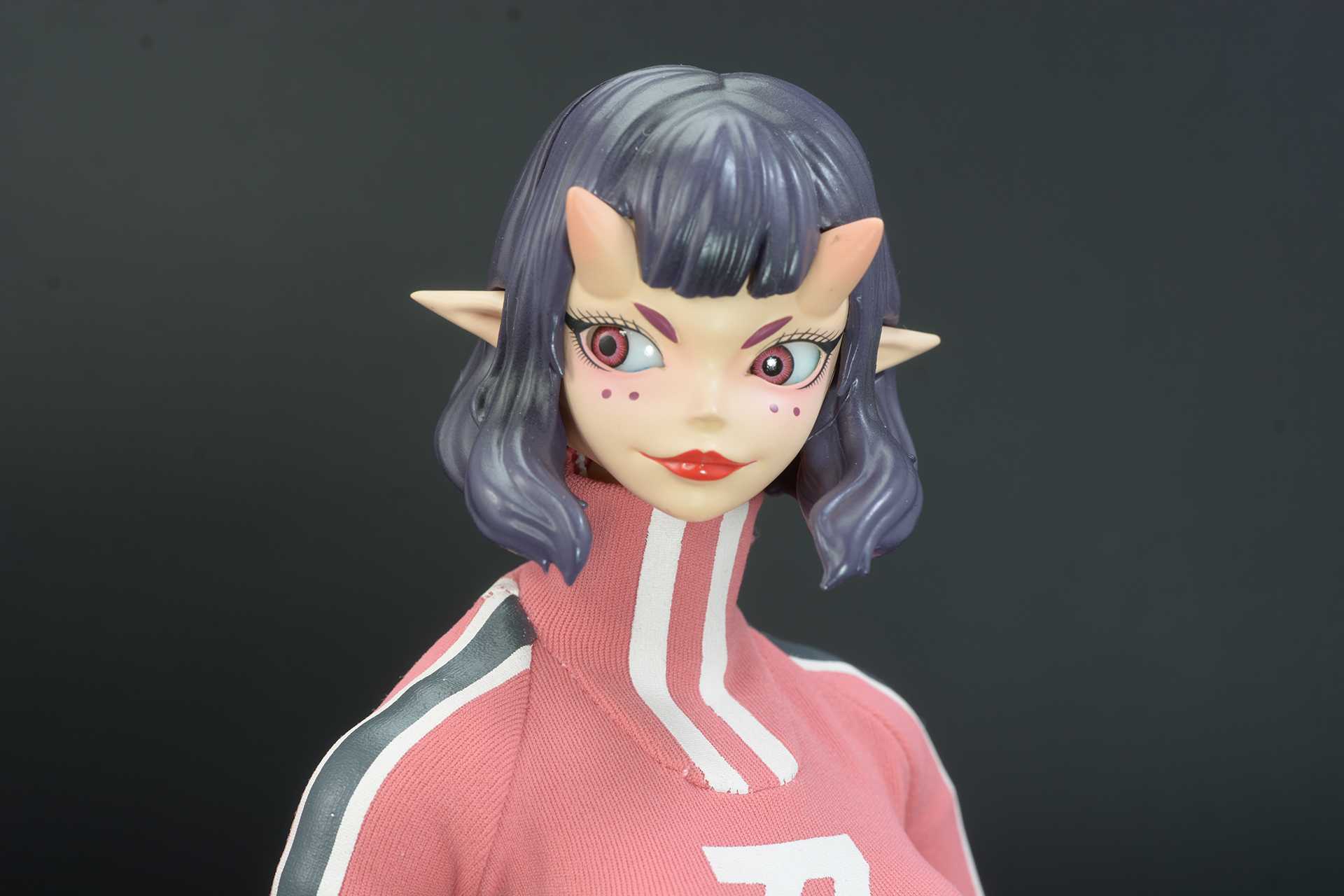 そばかすがあり、大きな目を持つユミ。角と尖った耳、ショートの髪型で独特のキャラクター性がある