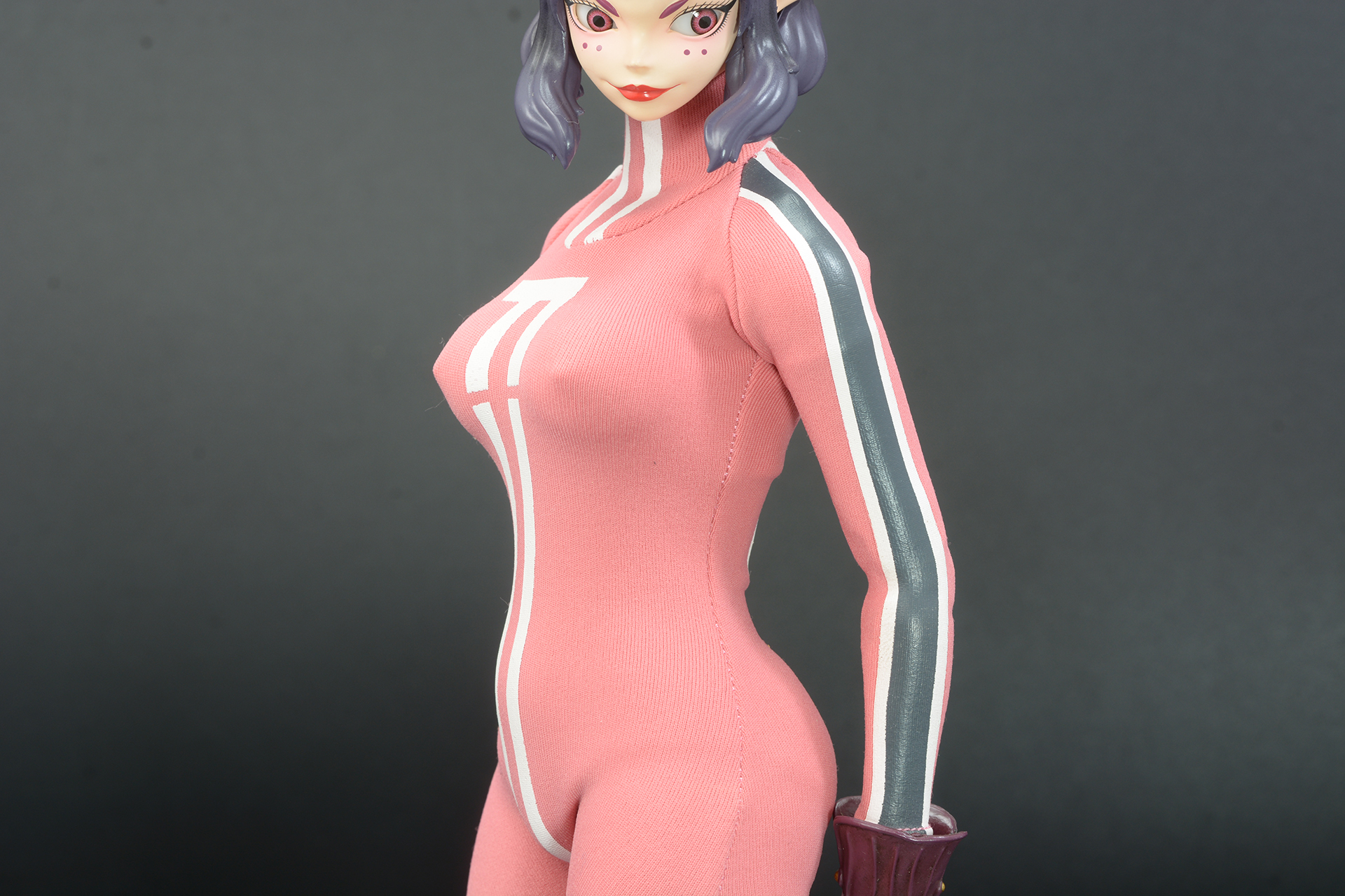 関節が仕込まれたフィギュアの素体をスーツで包むことで、柔らかな曲線を演出できる。胸とお尻で描かれる柔らかな曲線に加え、ポーズを変えるときに胸に指を当てると柔らかい感触が楽しめるのも楽しい