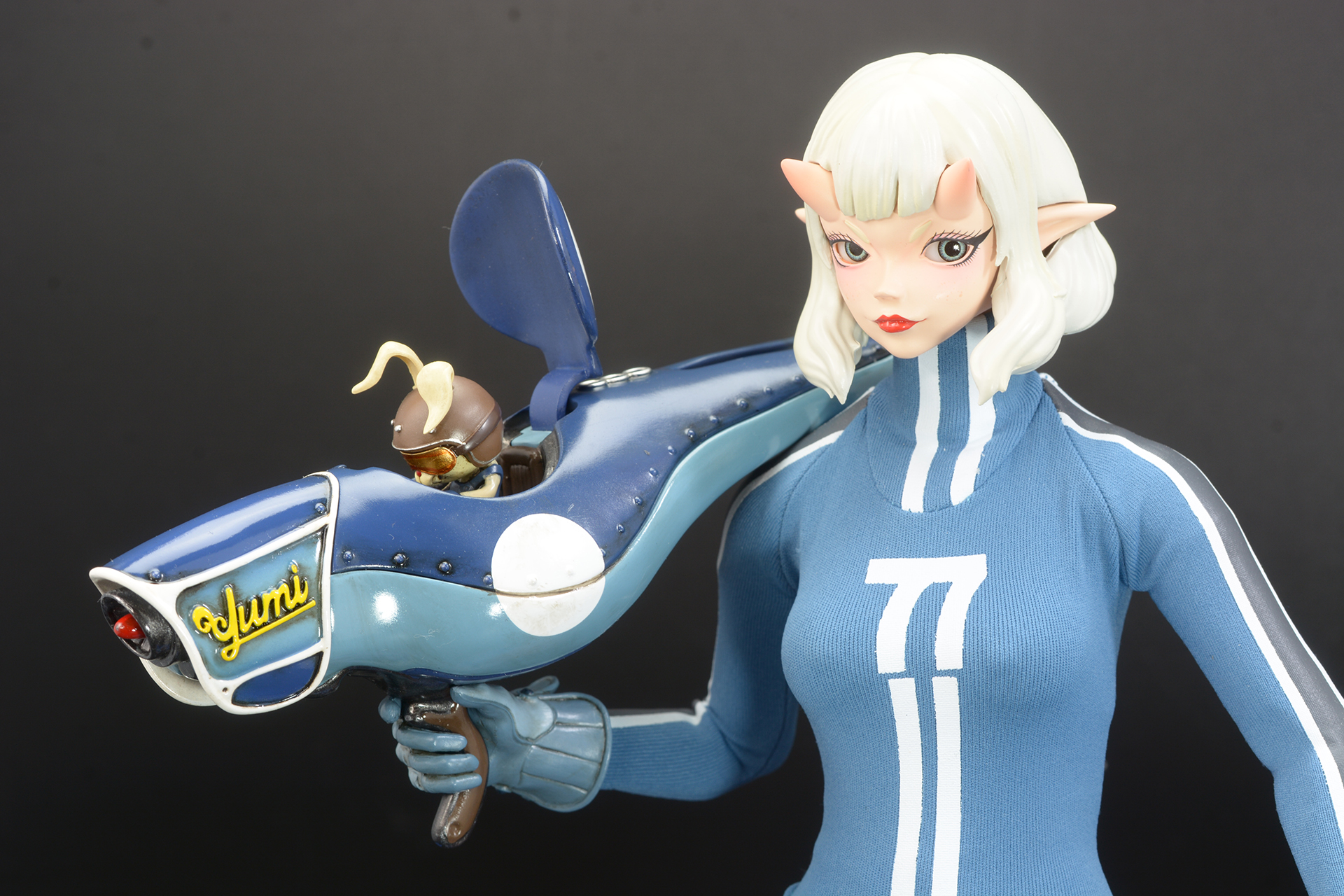 銃には「YUMI」の文字が描かれているのも面白い