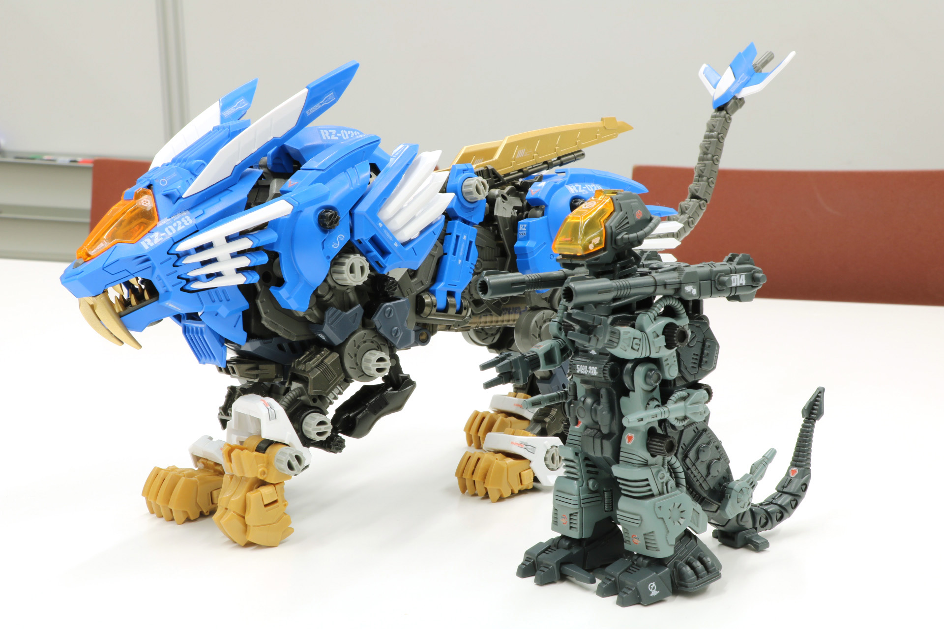 「AZ-01 ブレードライガー」（奥）と比較