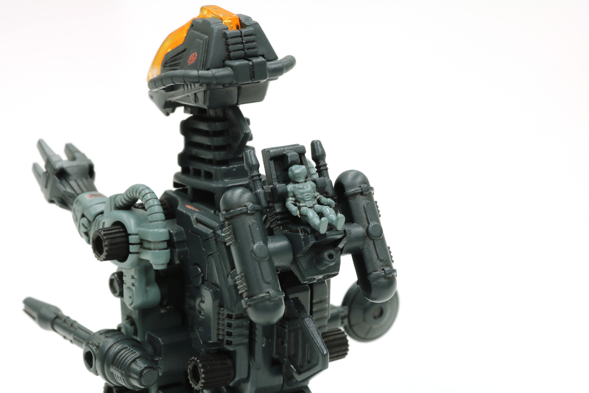 背部のシートにパイロットフィギュアを乗せることが可能。両肩を挟むように固定することができる