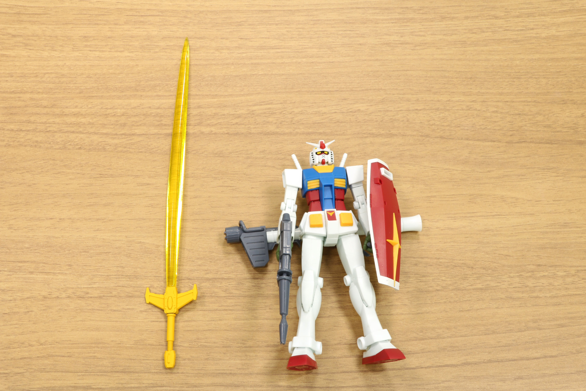 「ROBOT魂 ＜SIDE MS＞ RX-78-2 ガンダム ver. A.N.I.M.E.」（右）と比較