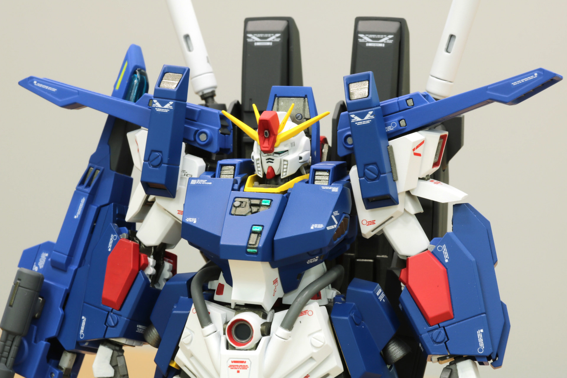「フルアーマーZZガンダム」。対ビームコーティングをイメージした濃い目の青色となっている
