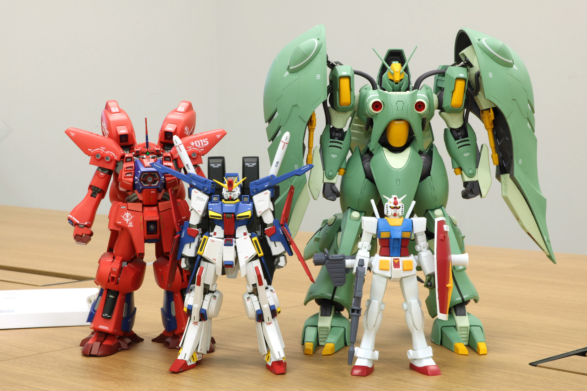 「ROBOT魂 ＜SIDE MS＞ RX-78-2 ガンダム ver. A.N.I.M.E.」（右手前）と比較。恐竜的進化を遂げたMSが勢ぞろい
