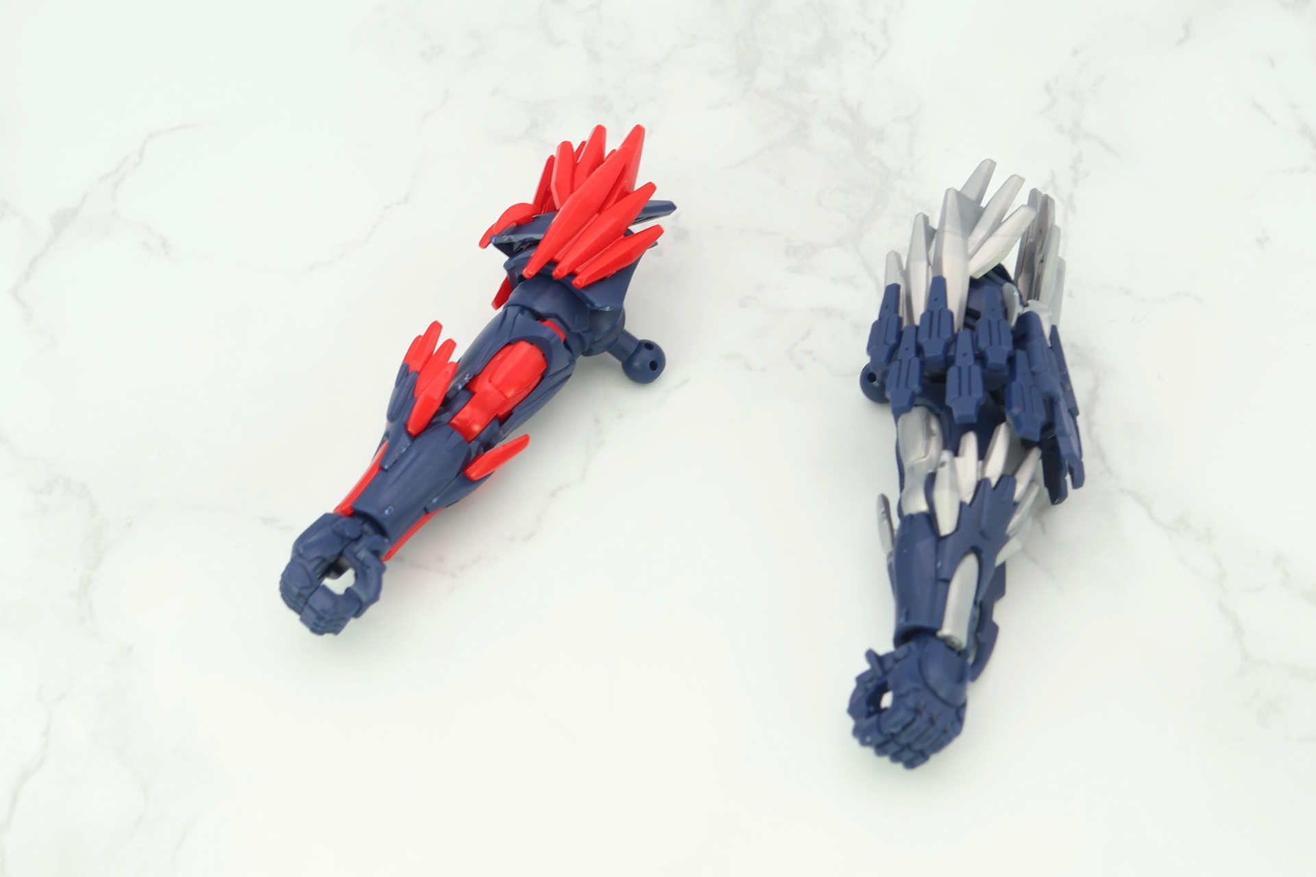 完成したアームパーツ。左右で色と一部外装が異なる