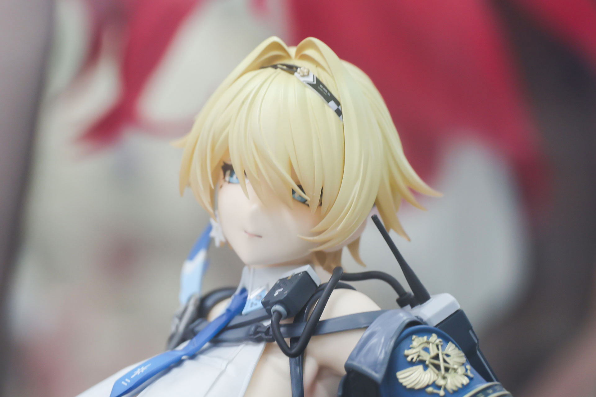 耳元のアクセサリーや首まわりの装備も細かく再現されている