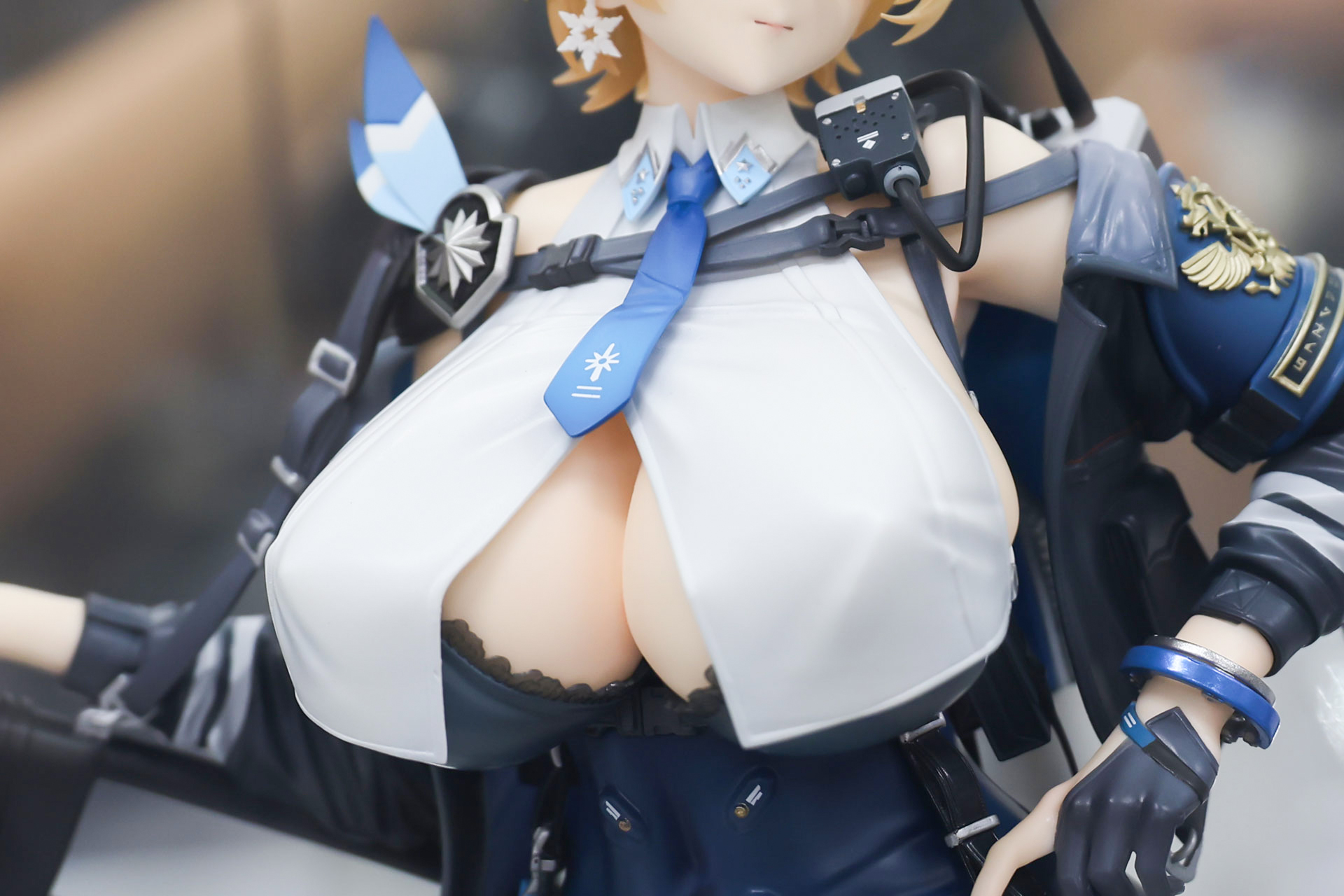 ホワイトとブルーを基調にしたタイトな衣装にも注目