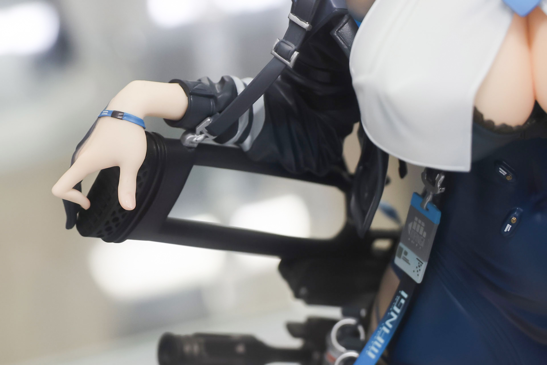 手首にもアクセサリーが付けられている