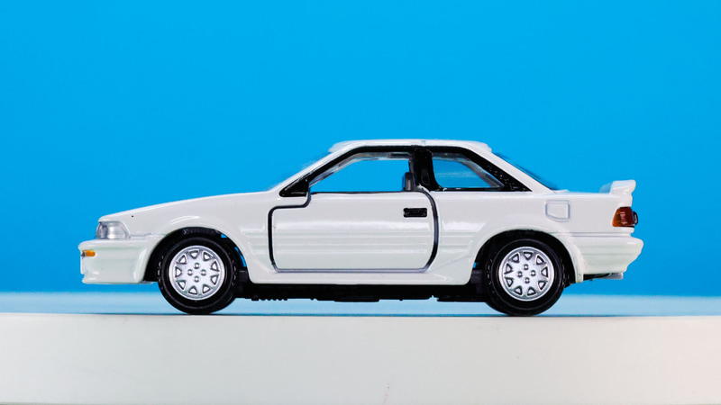 フロントからリアへかけての車体上面のラインが美しい