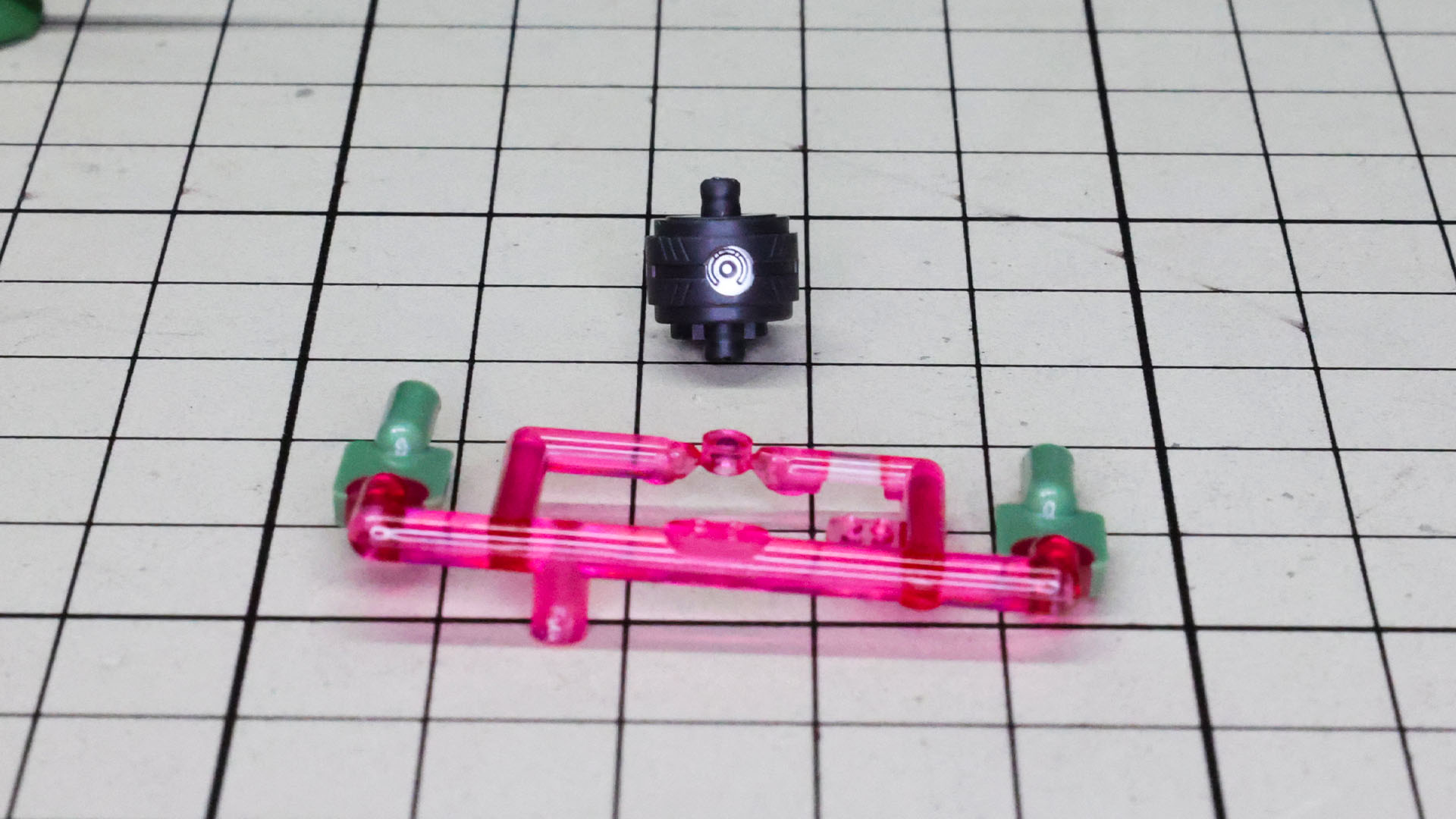 モノアイには内部にリアルメタリックグロスインジェクションのメカフレームを内包します