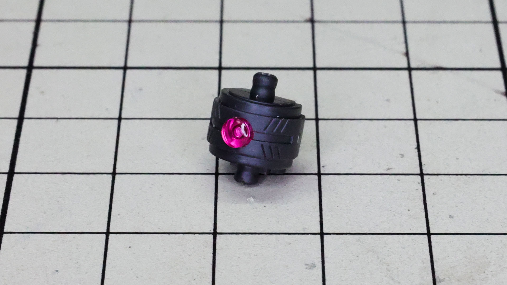 さらにクリアパーツを取り付けて情報量の高いモノアイが出来上がります