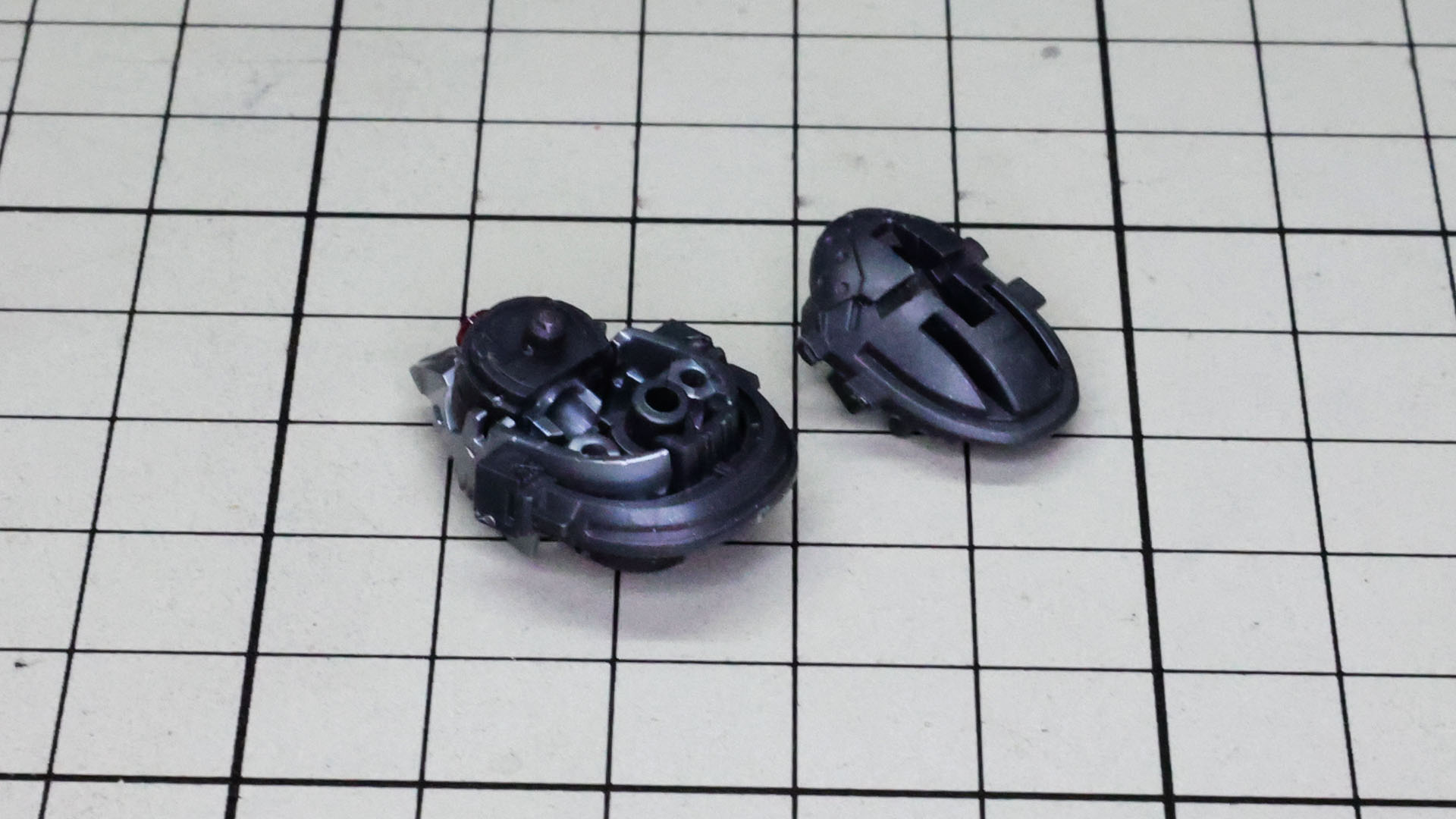 さらにメカフレームパーツが取り付けられていきます