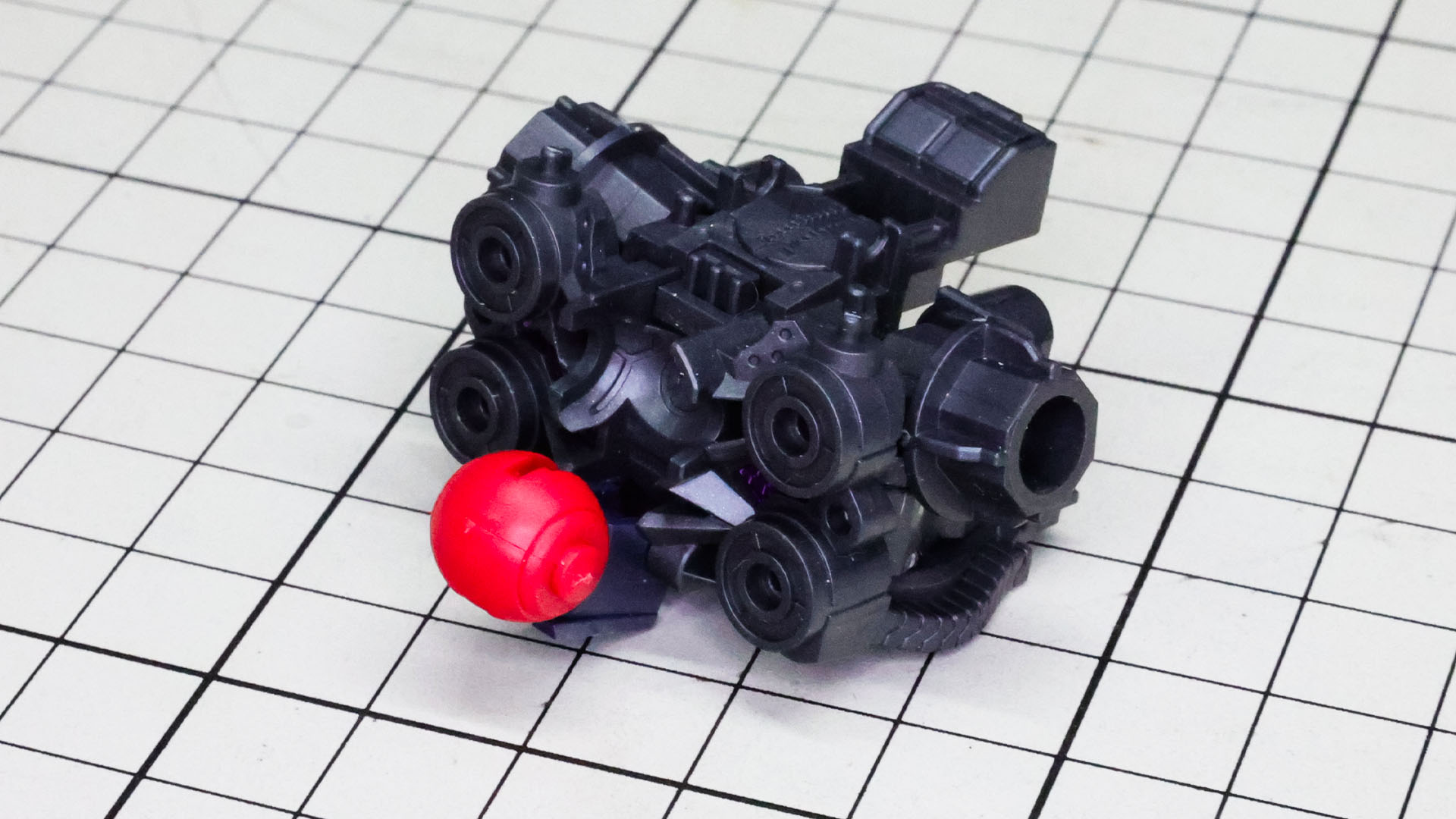 肩部と胸部のメカフレームを組み合わせたところにコックピットを取り付けます