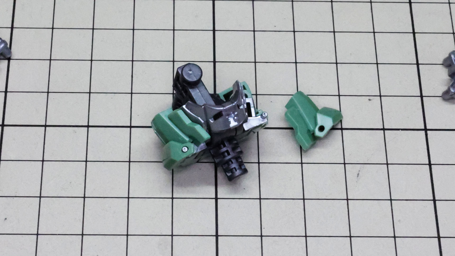 外側のメカフレームと装甲を取り付けていきます