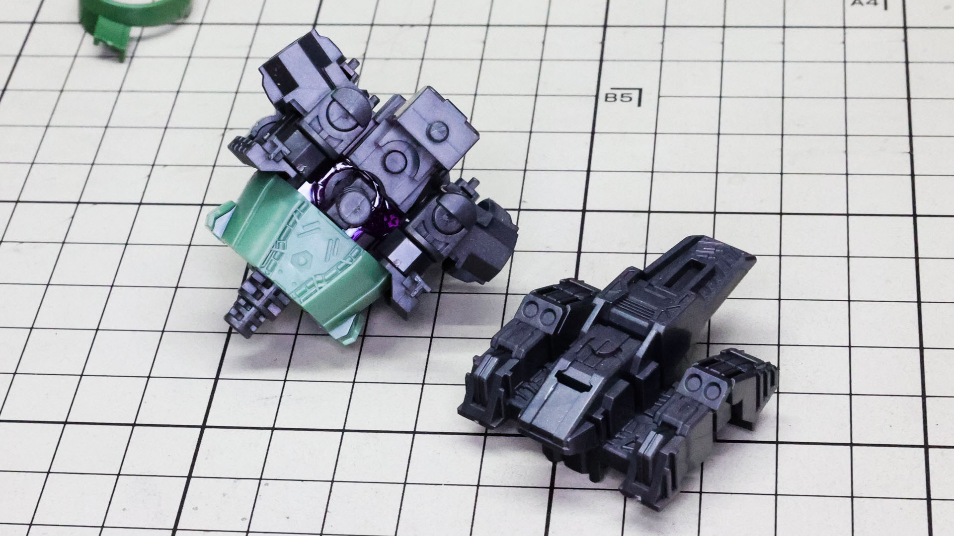 背面のメカフレームで各部をロックする形です