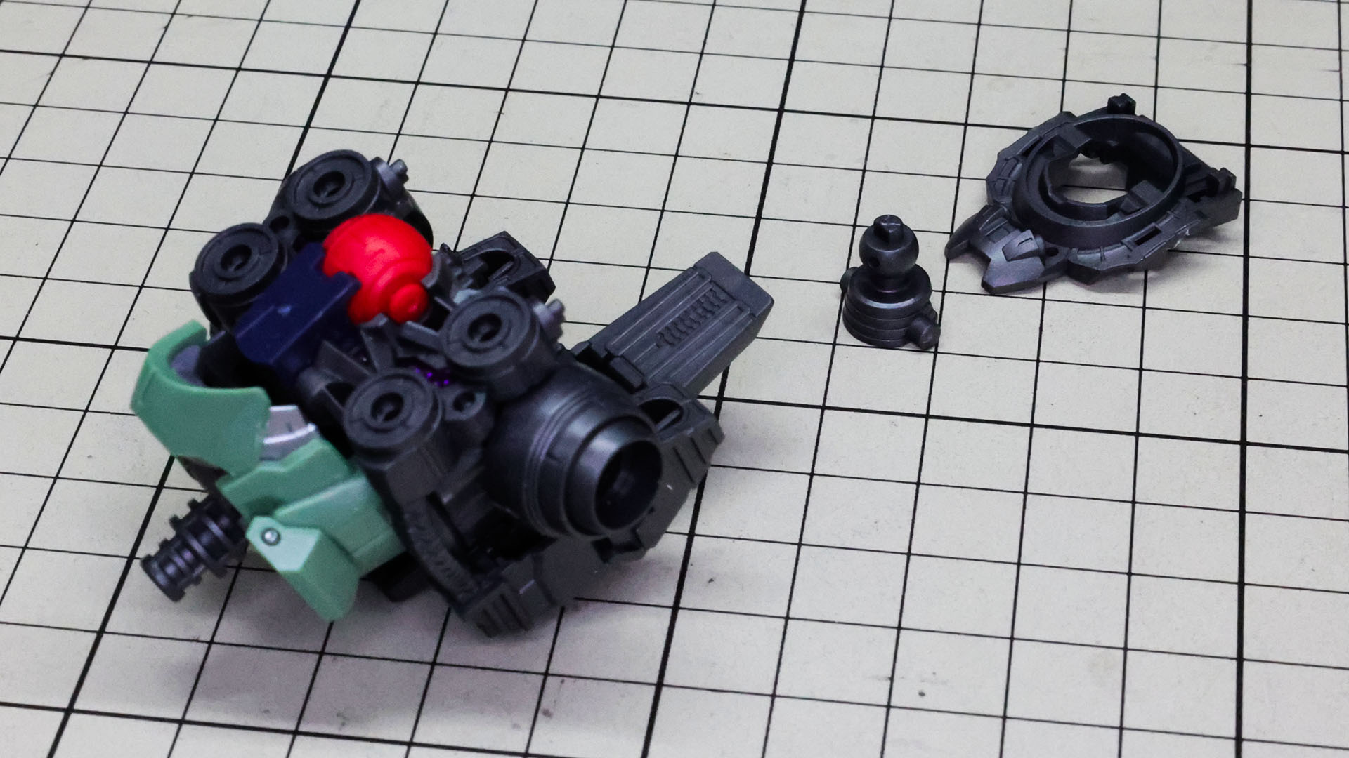 首と襟のメカフレームを取り付けます