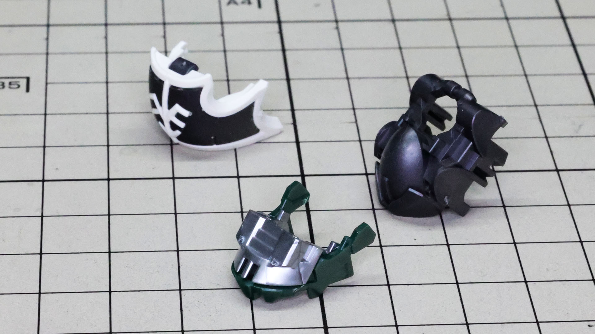 前面装甲用のメカフレームも用意されます。複雑な形状なのでどのように組み合わさるのかよく見て組みましょう