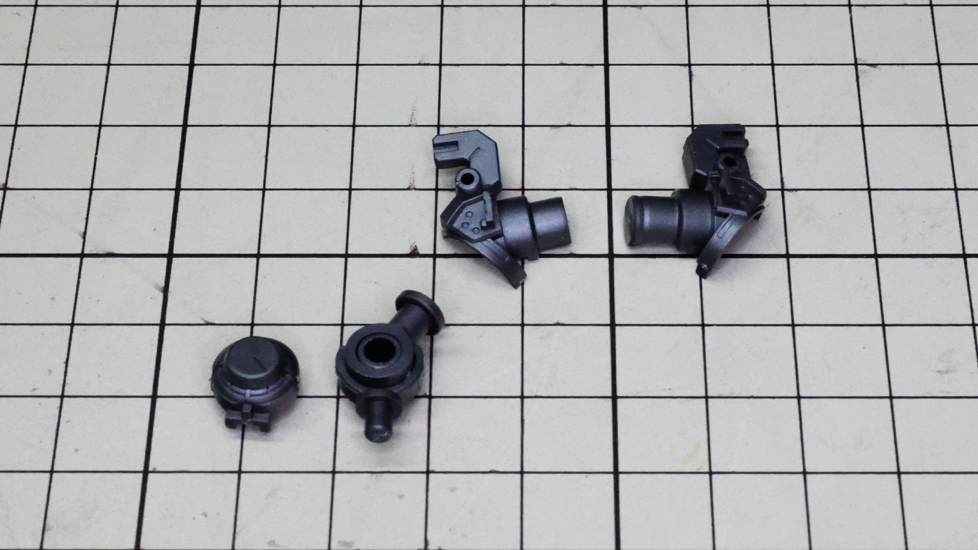 腕部本体のメカフレームを組んでいきます。肩と上腕部は斜めの軸になっています