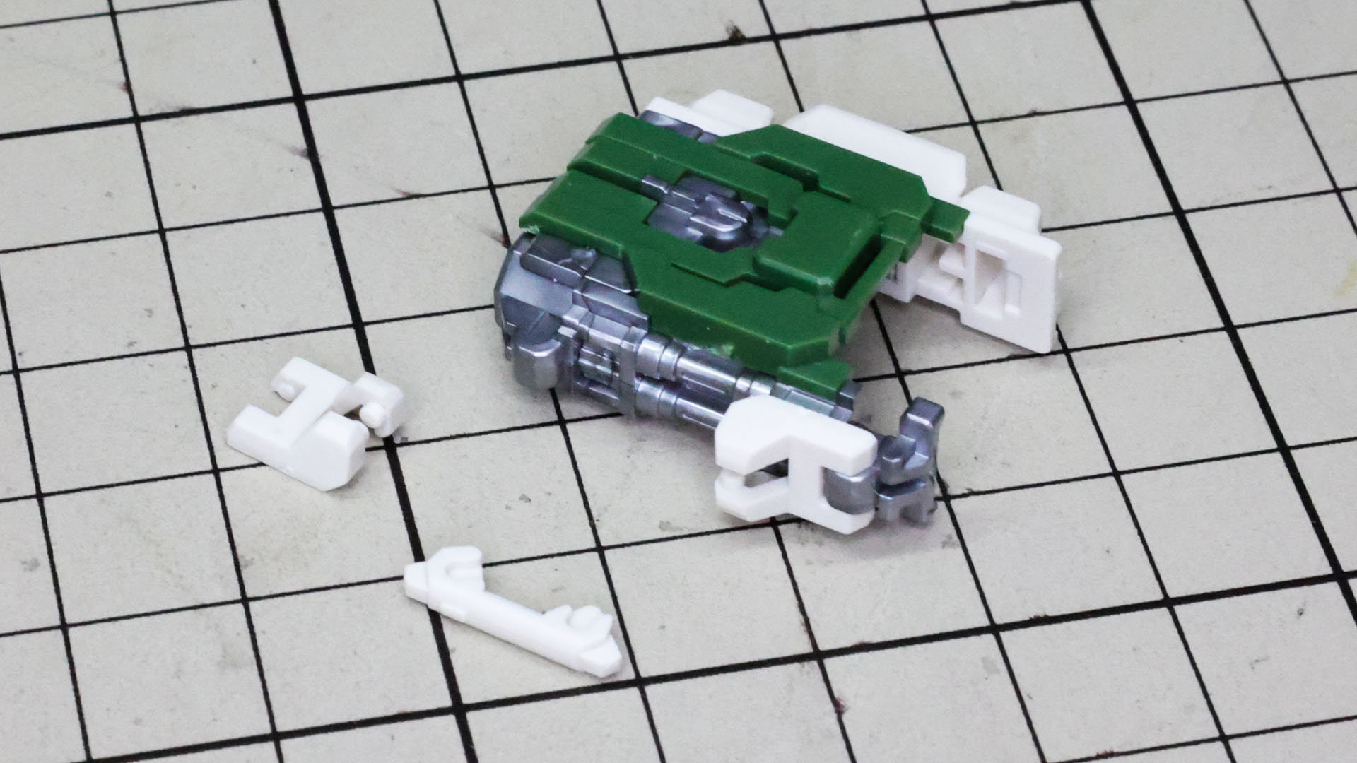 キットオリジナルギミックの展開する肩ユニット前部のパーツを組んでいきます。メカフレームの緻密なディテールが輝きます