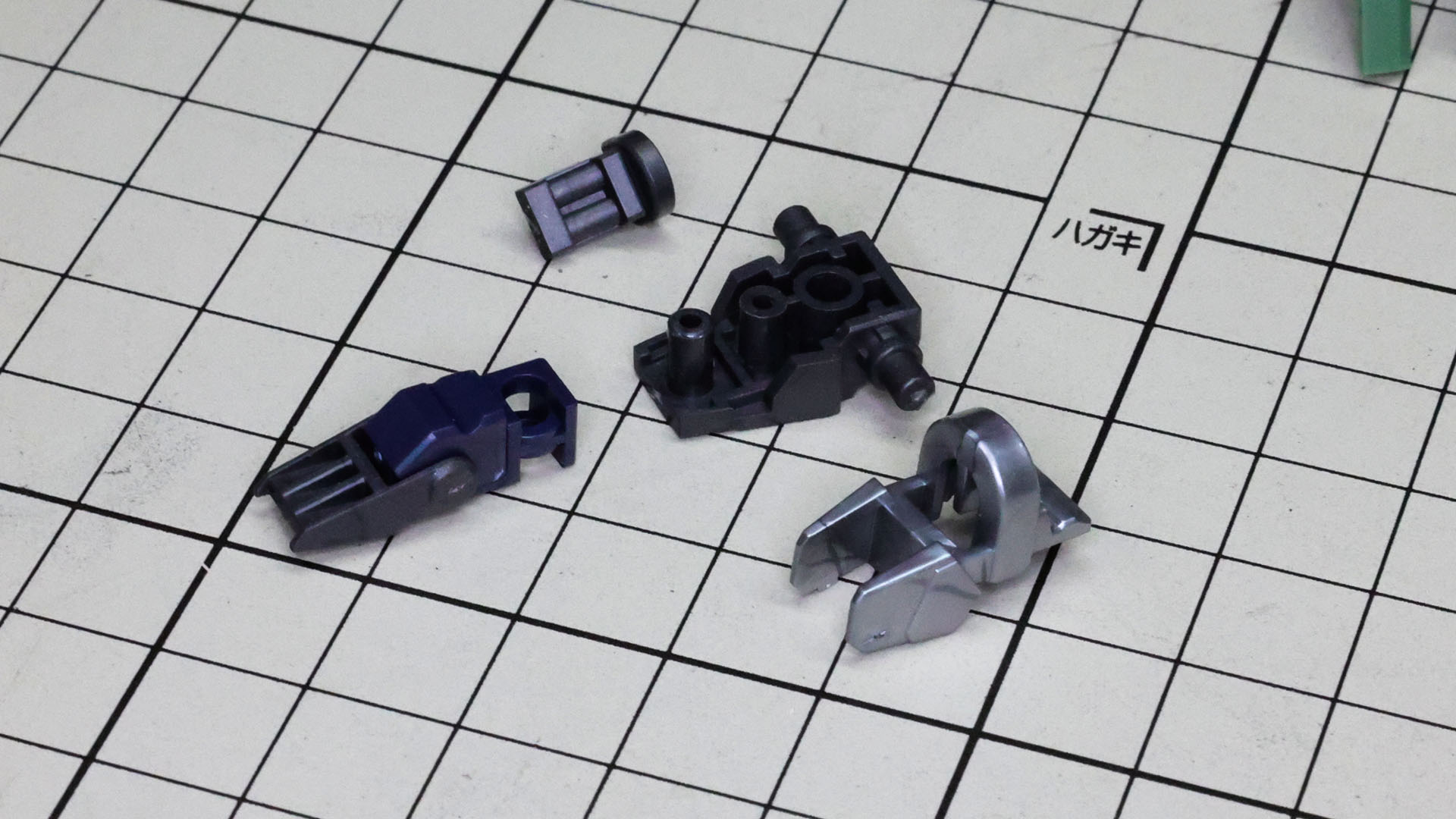 ソールから組んでいきます。まずはつま先側のメカフレームから組みますが部位によって細かくパーツ分けされています