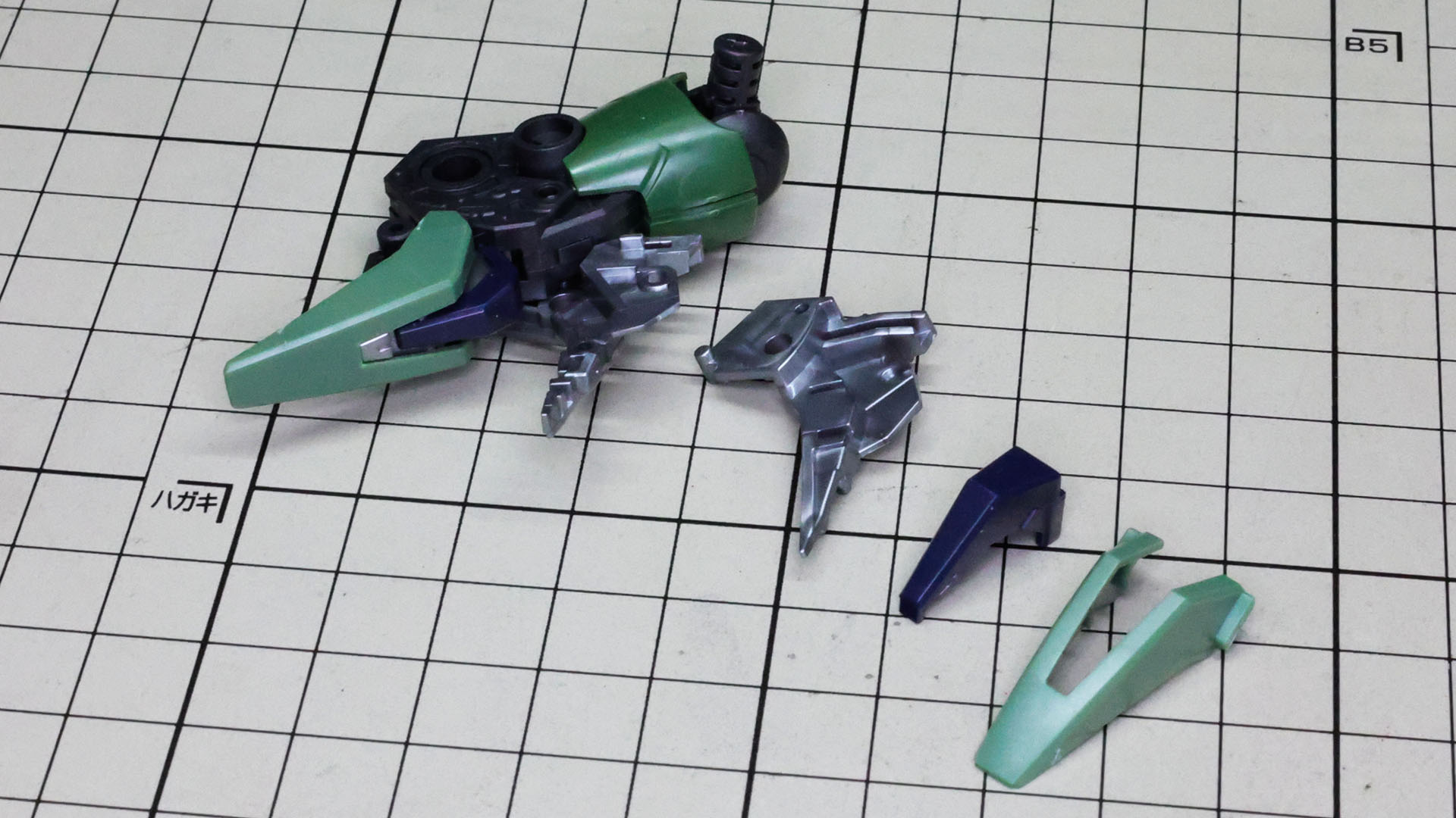 膝前の装甲はシルバーのメカフレームで組まれます
