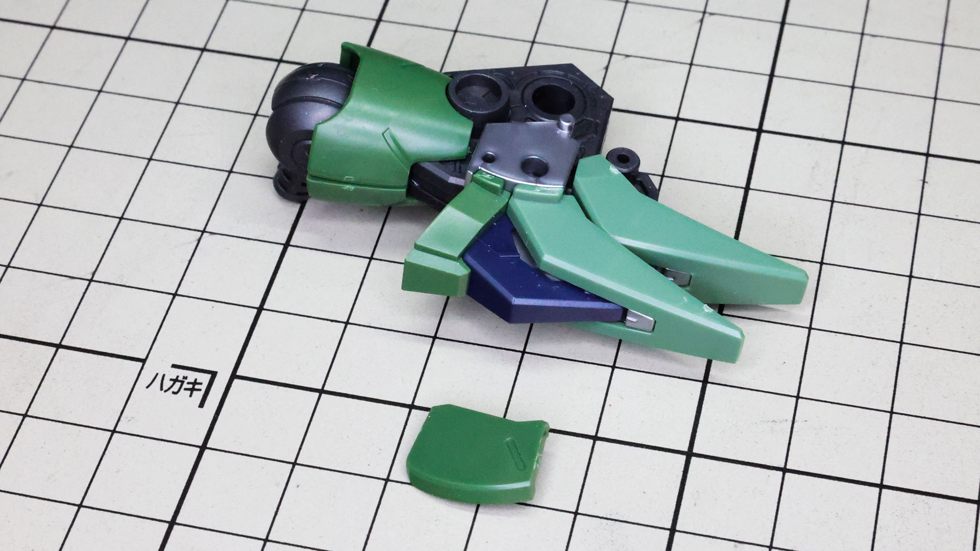 膝脇の装甲は取り付けた装甲のロック機構を持っています。確実に固定されてディテールも阻害しないうれしい設計です