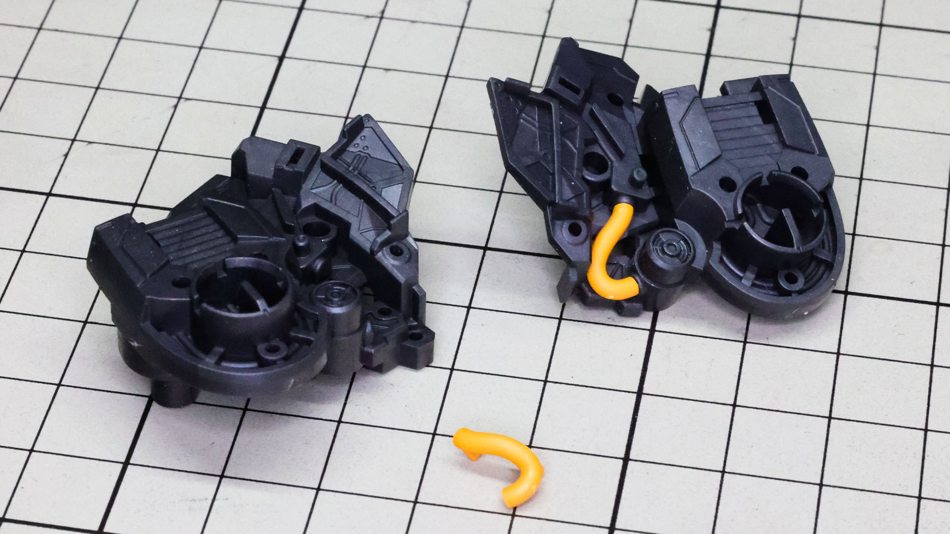 膝下のディテールモリモリのメカフレームにパイプディテールを取り付けます。ここは奥まっているのでピンセットがあると便利です