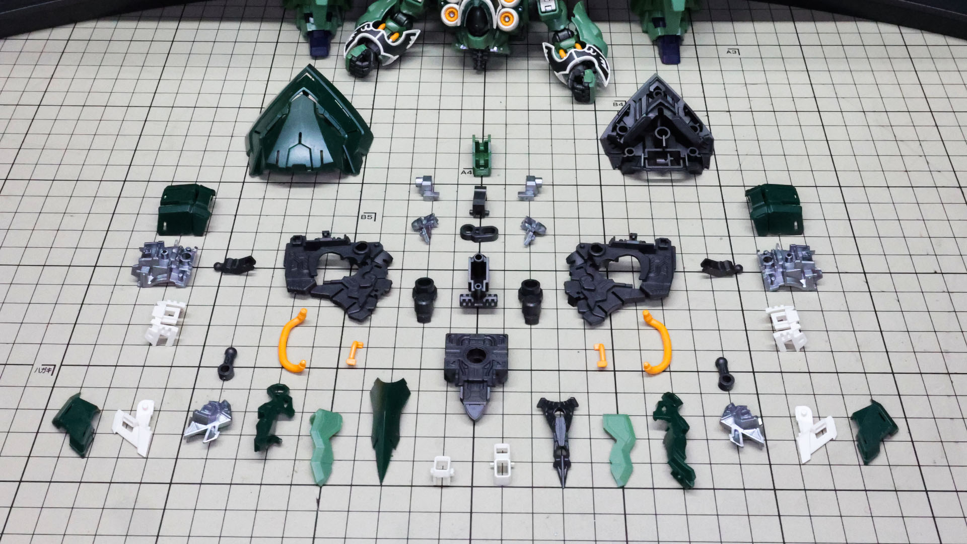 中央に大きなメカフレーム、巨大なリアアーマーなどSDらしさを強調するバランスのパーツになっています