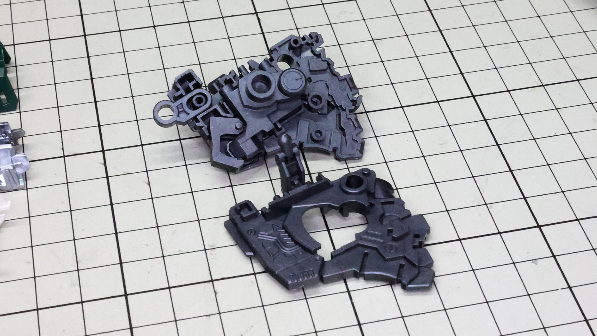 それをメカフレームに取り付けていきます。スタンド接続部をカバーするパーツもあります