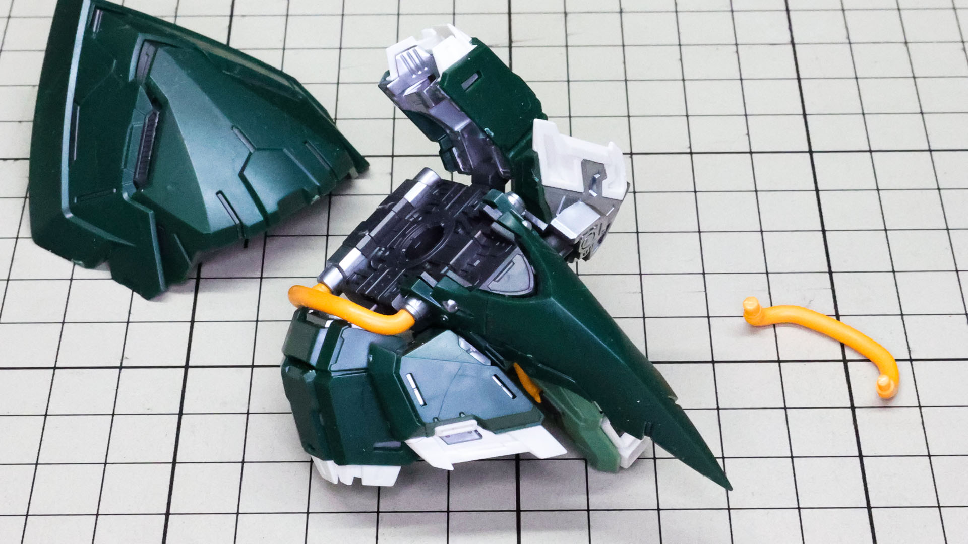 前・左右のスカートアーマーは抜けにくくなる軸を採用しています。180度反転した角度から降ろします