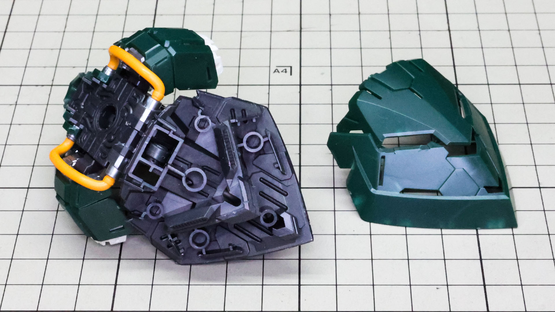 リアアーマーは必ずメカフレームから取り付けます。間違うと外すのが大変です