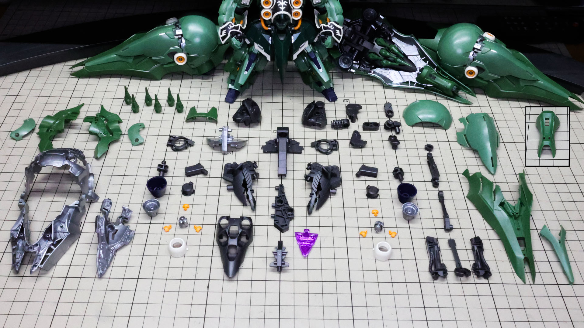 バインダー3基分を組んであります。すさまじいパーツ数でバインダーを構成します