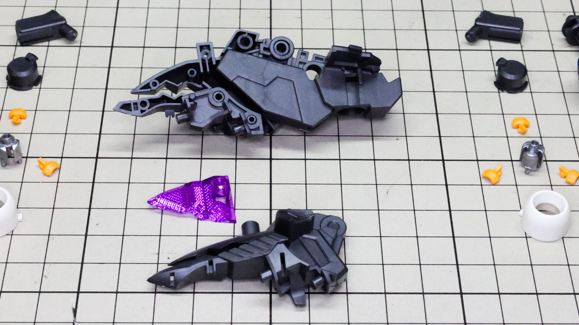 メインとなるメカフレームを組んでいきます