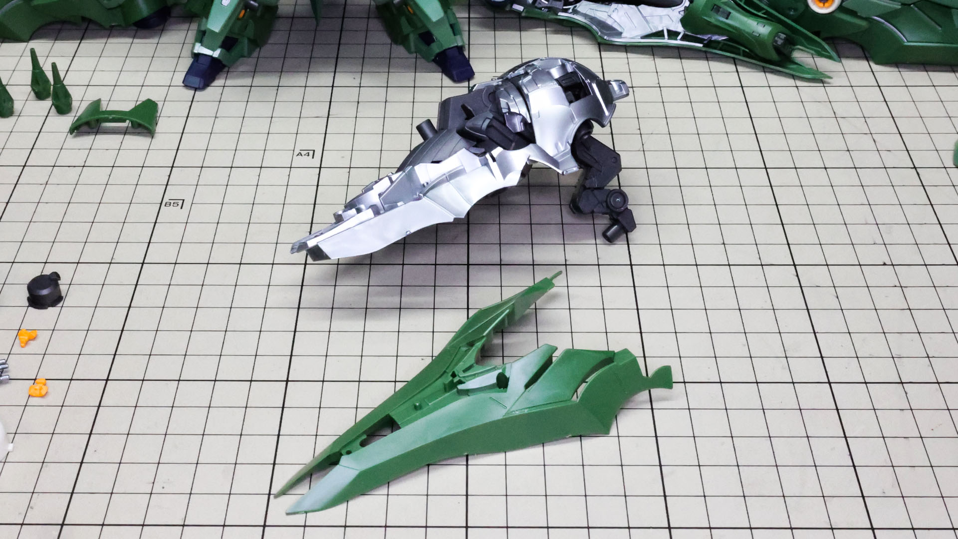 巨大なメカフレームと装甲を取り付けていきます