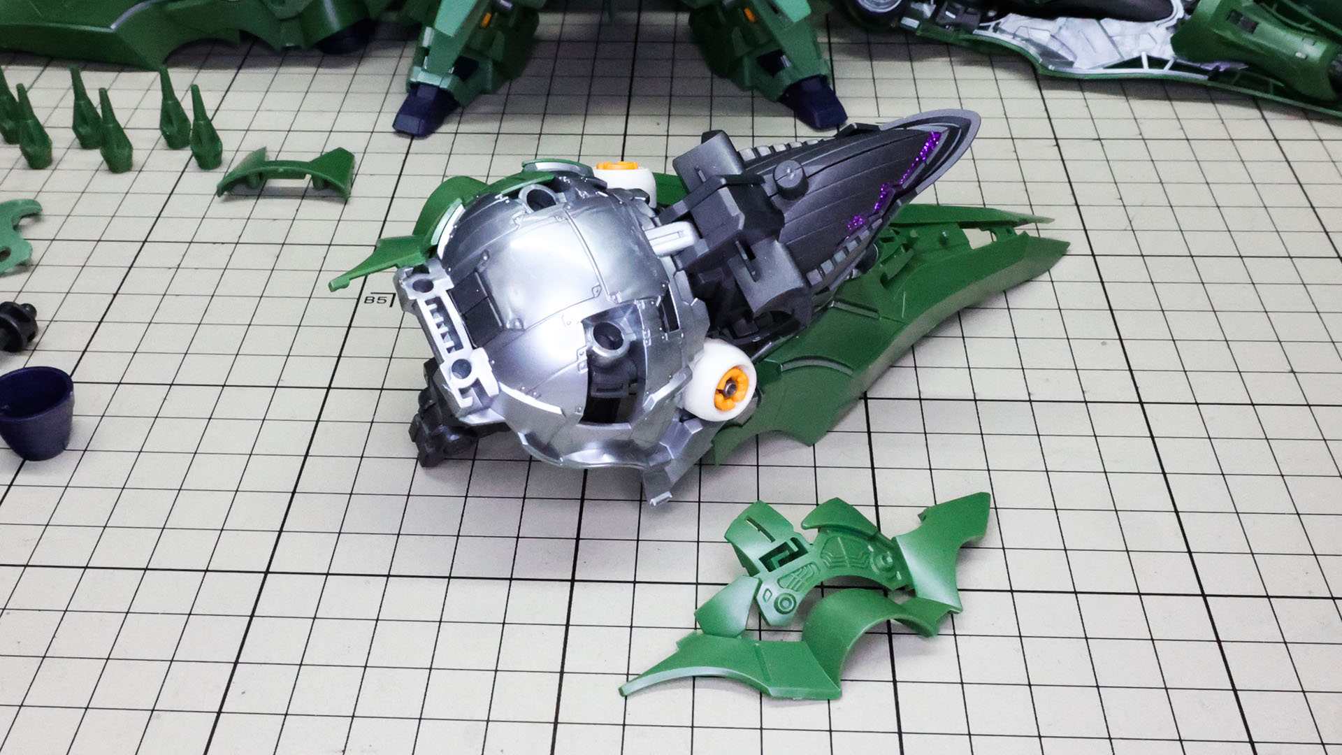 さらにメカフレームと装甲類を取り付けていきます