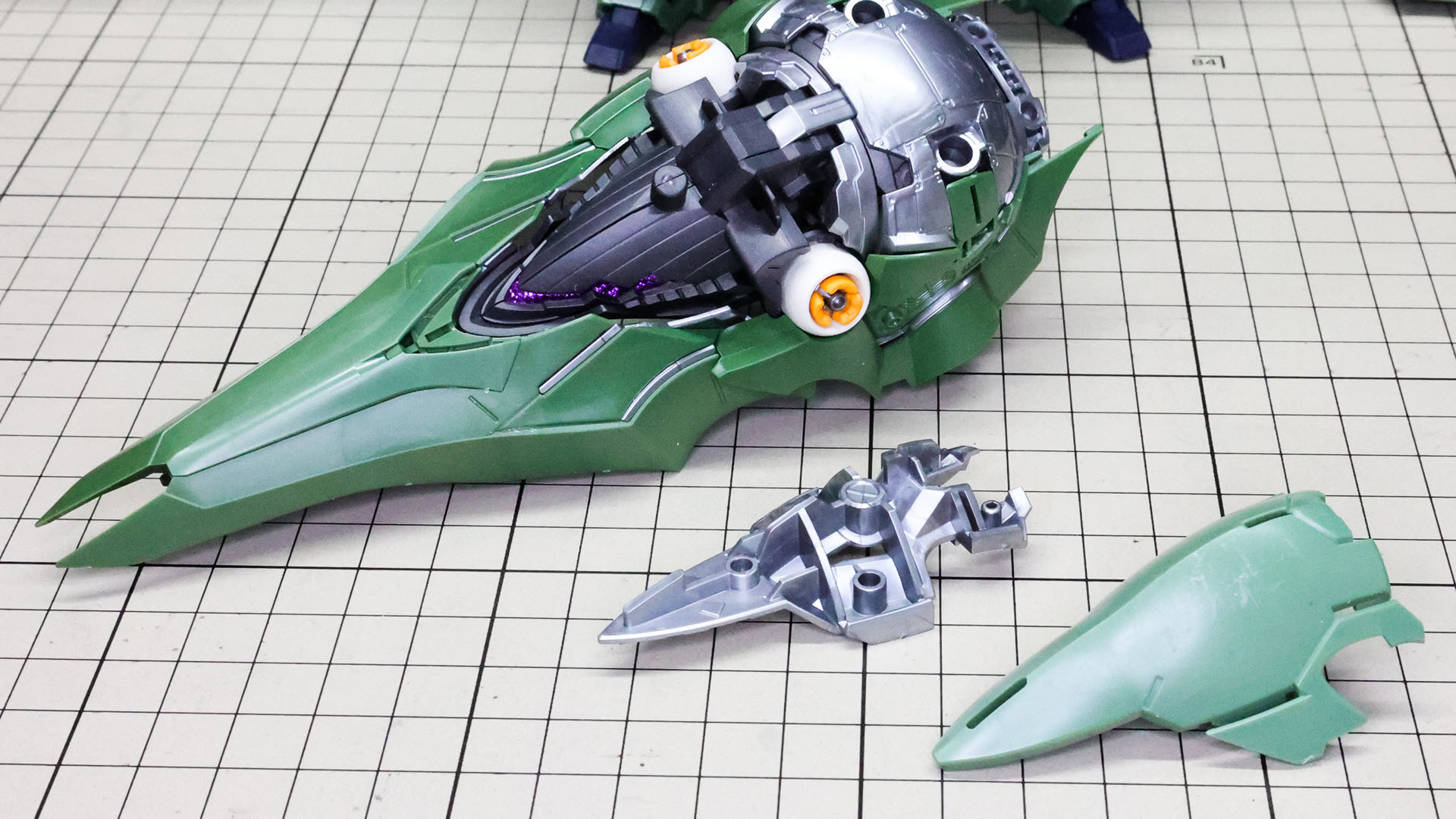 ファンネル・コンテナ部のメカフレームと装甲を取り付けます