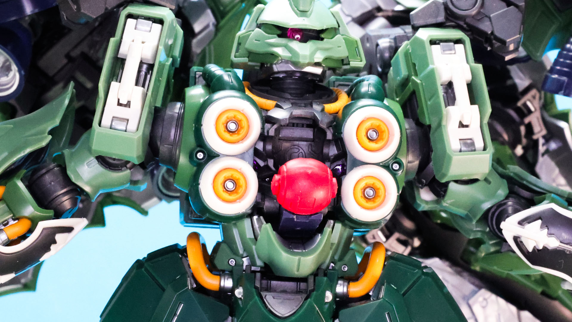 その中にはコックピットブロックがあり、イジェクション・ポッドとして取り外すことができます。