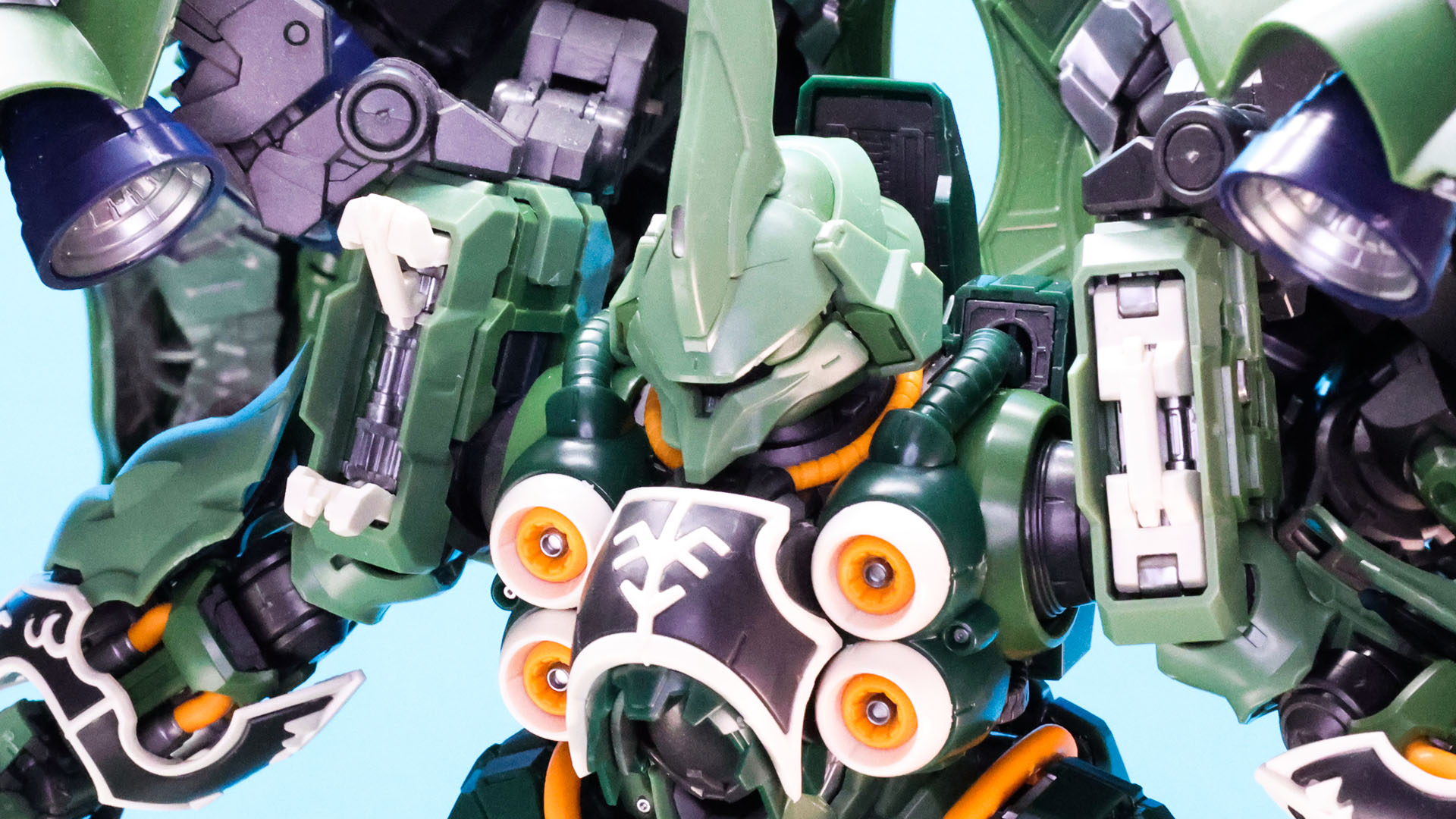 こちらもキットオリジナルギミックで肩部のハッチが開きます