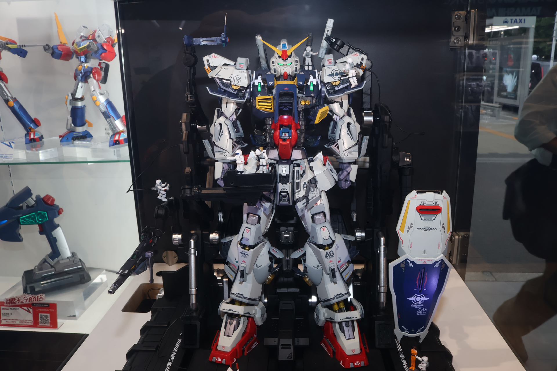 「解体匠機」ならではの多数のパーツによって構築された、全高310mmにも及ぶガンダムMk-II