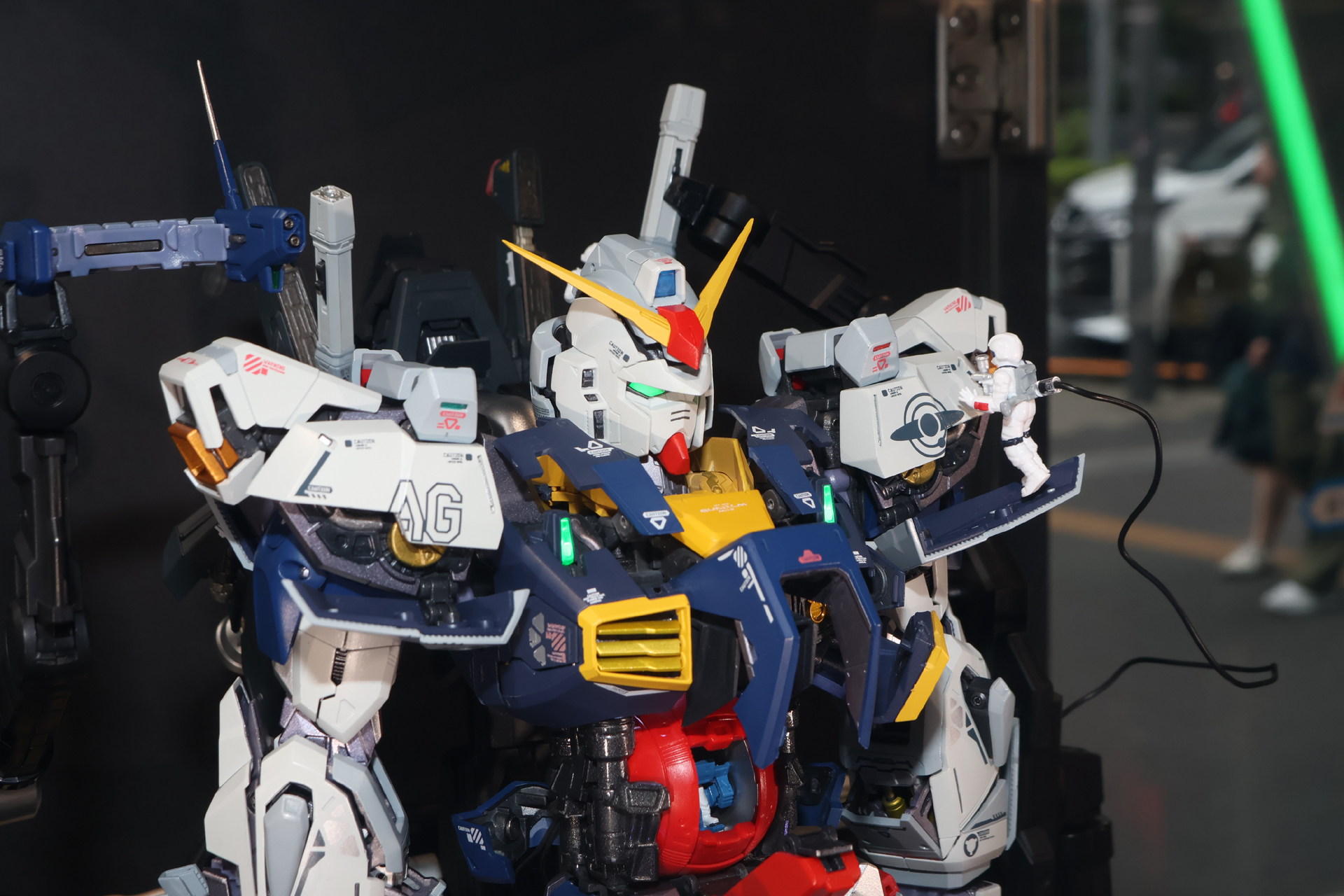 開いた装甲の下にはムーバル・フレームが覗く