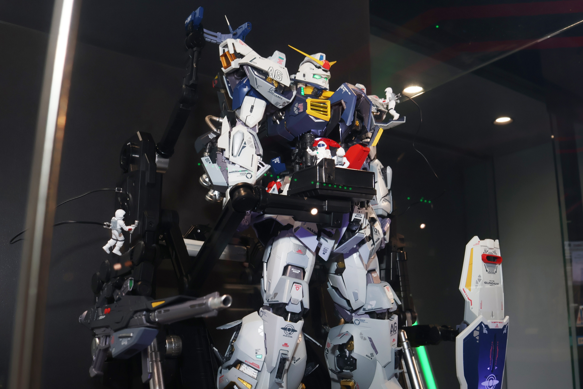 メンテナンスを行うエゥーゴのスタッフのフィギュアも多数付属している
