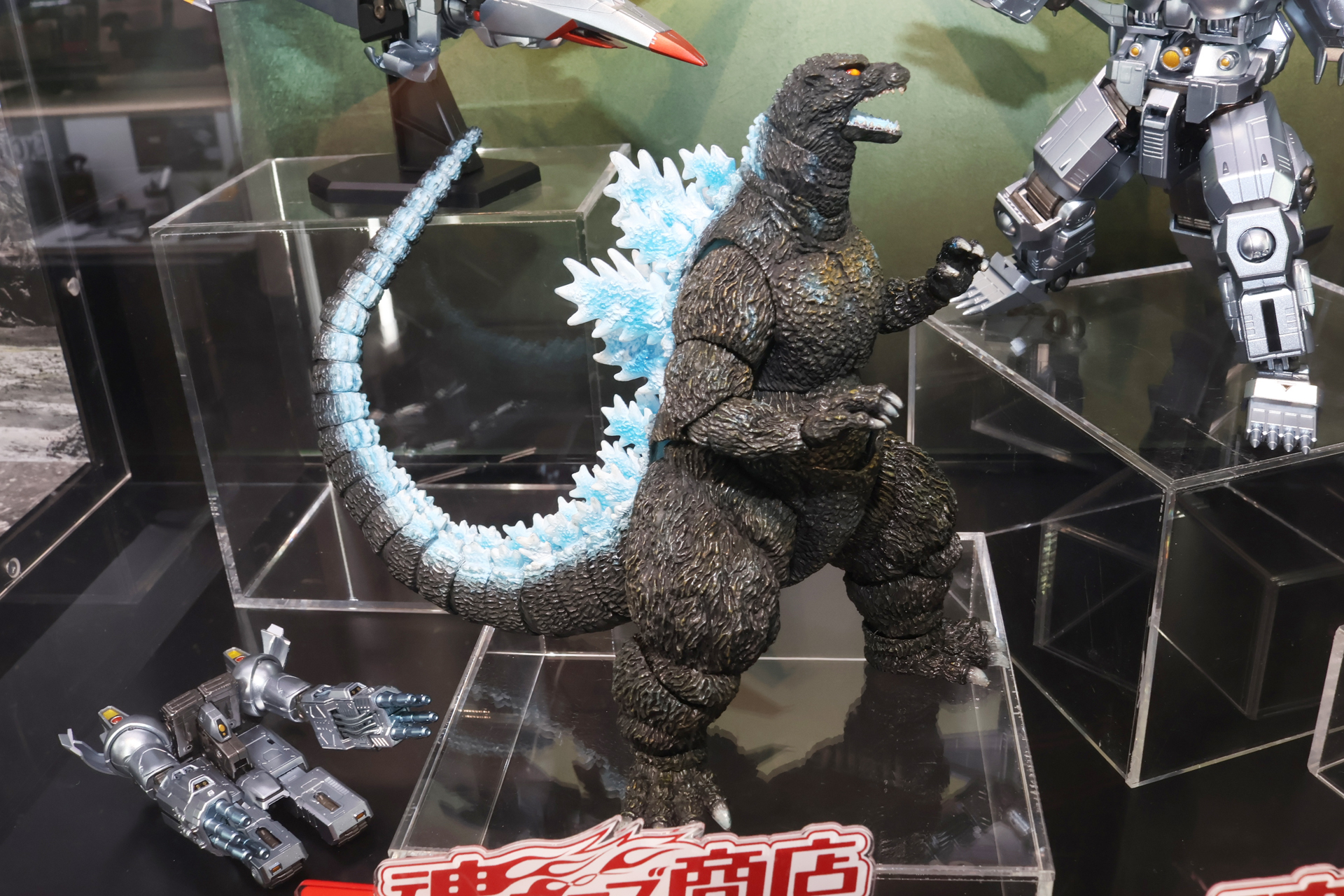 同じポスターのカラーで塗装された「S.H.MonsterArts ゴジラ (ゴジラVSメカゴジラ ポスターカラーリングVer.) -Movie Graphic Plus-」も展示されている
