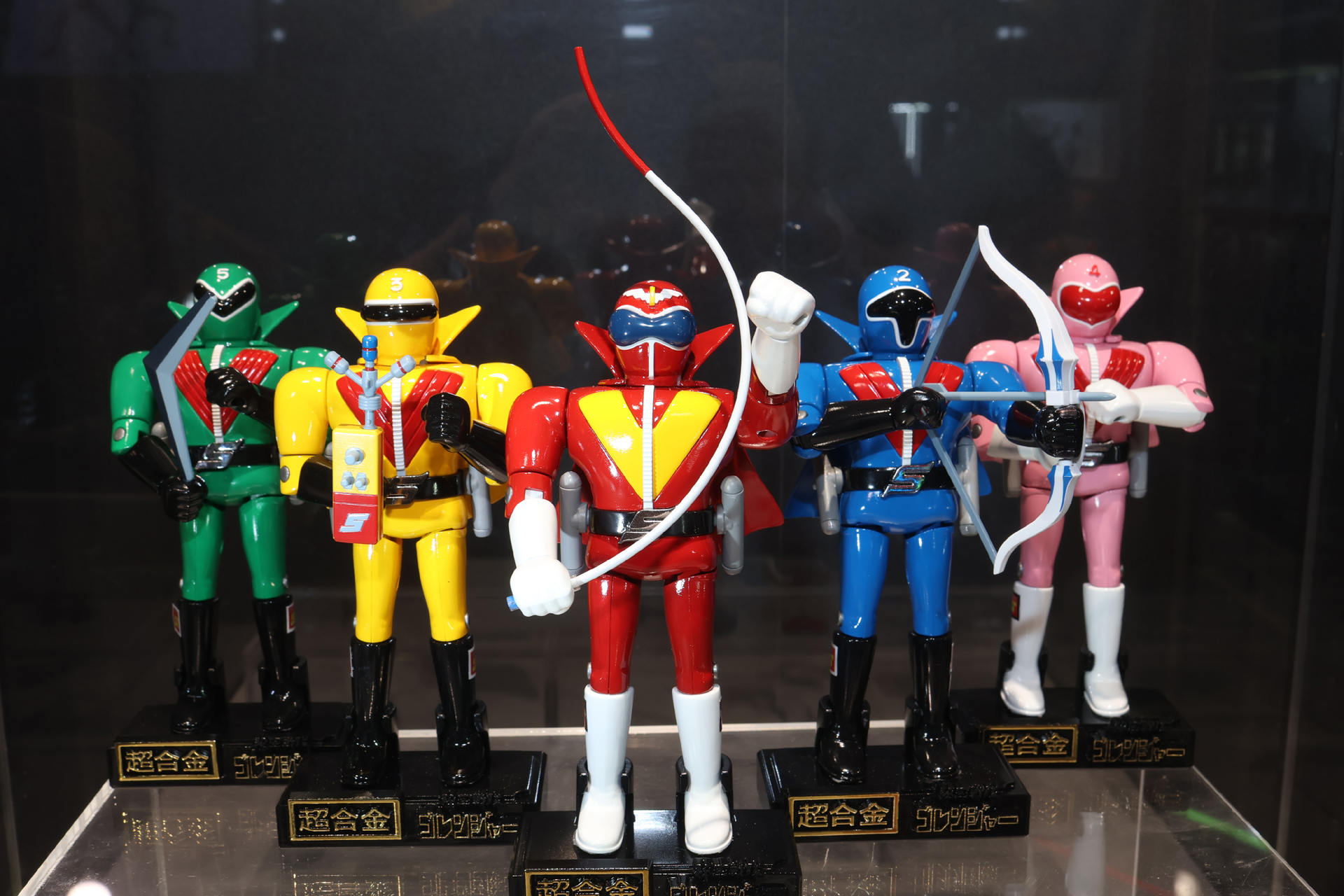 赤、青、黄、桃、緑の5色のヒーローが当時のままの超合金に