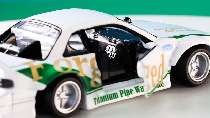 開いたドアから車内が観れます。ダッシュボードのダイヤル、エアコンのルーバーなど緻密でシャープ！