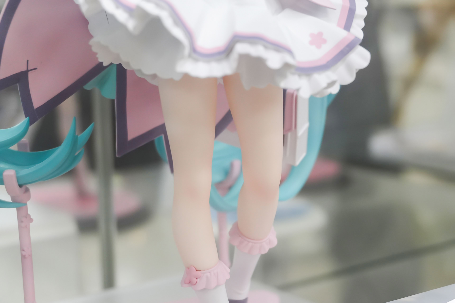 ソックスにもピンクのフリルと小さな飾りが付けられている