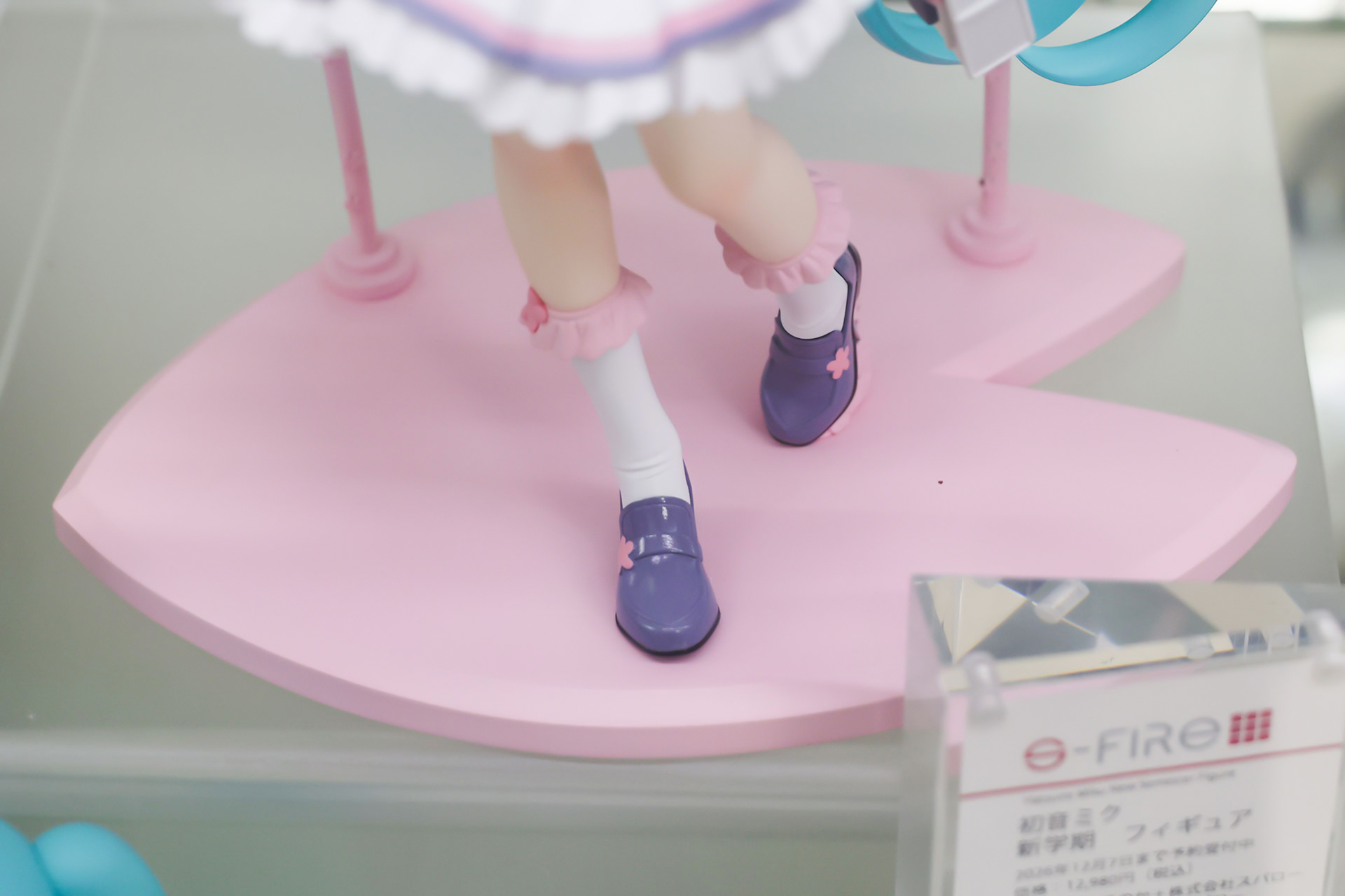 足元を支えるのは桜の花びらをかたどった専用台座だ