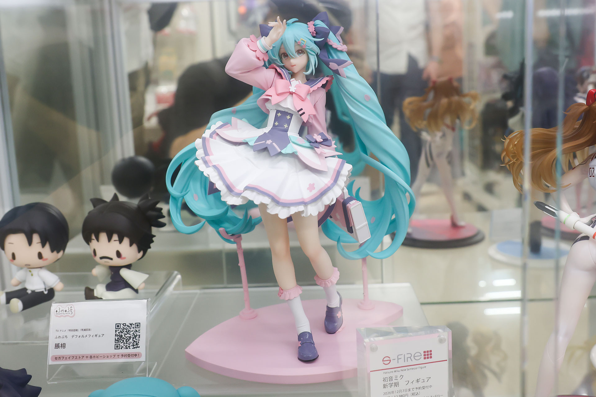 フィギュアの素材はPVCとABSで、台座部分を含む全高は約230mmだ