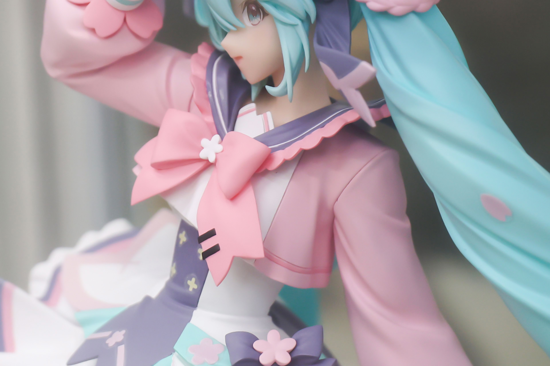 ピンクやパープルを組み合わせたセーラー服風の衣装だ