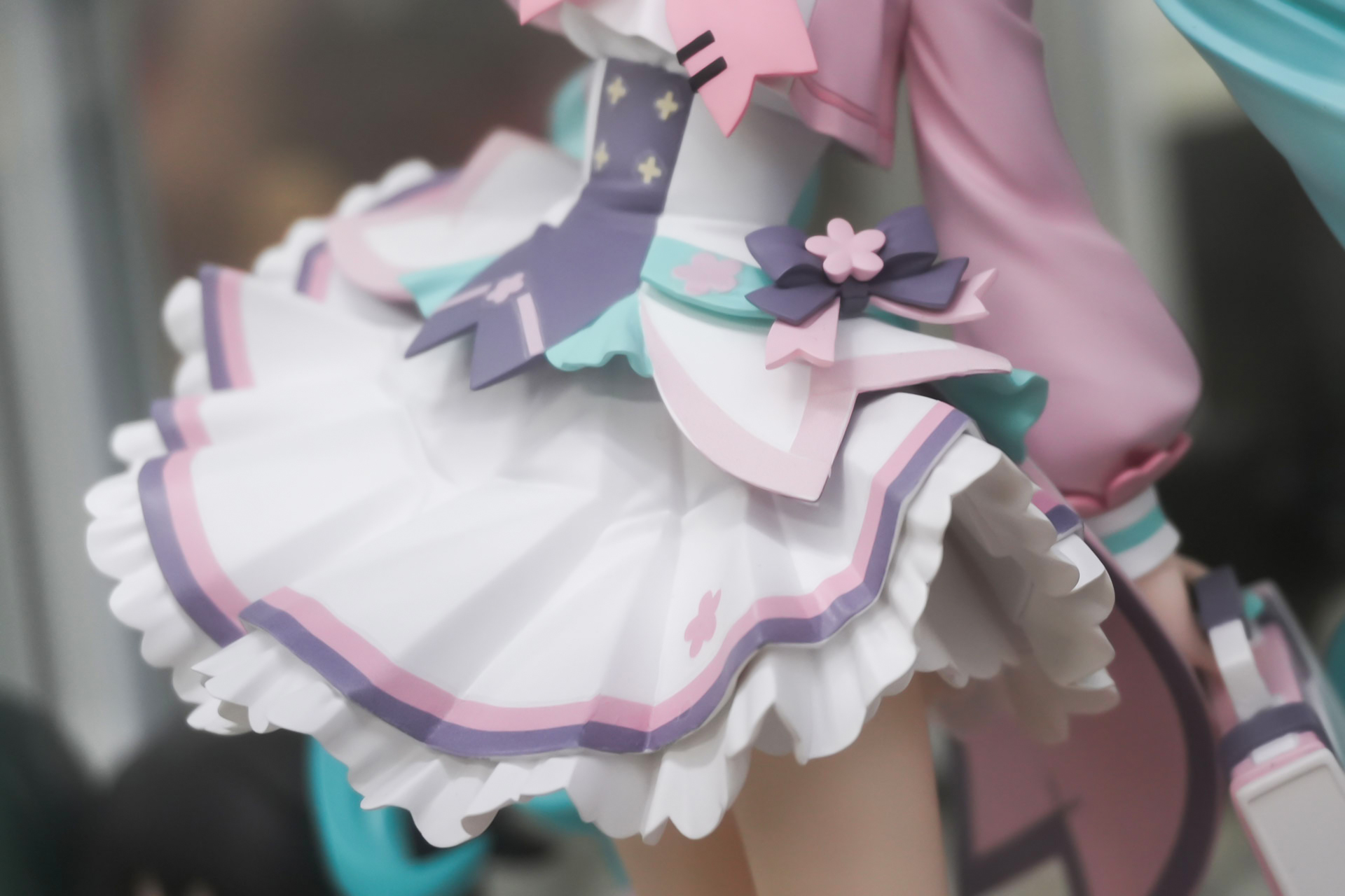 スカートや細かなフリルも丁寧に造形されている